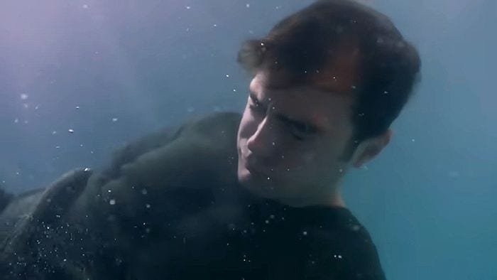 Avance 'Hermanos': Ömer es lanzado atado a una piscina... ¿sobrevivirá?