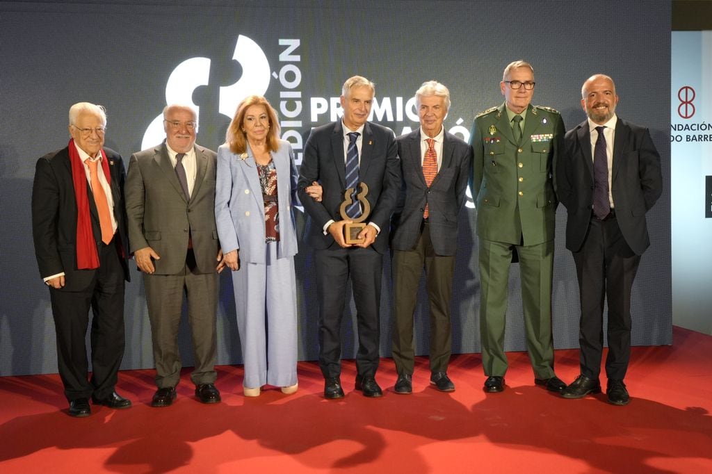 Padre Ángel;  Pere Navarro, director general de Tráfico; Mariluz Barreiros, presidenta de la Fundación Eduardo Barreiros; Carmelo Sanz de Barros, presidente del RACE y presidente del Senado de la FIA; Emilio de Villota; teniente coronel Rafael Aparicio Azcárraga, Jefe de Área, Agrupación de Tráfico de la Guardia Civil de Madrid; Ignacio Fernández, director de la Fundación RACE, de Relaciones Institucionales y del Circuito del Jarama