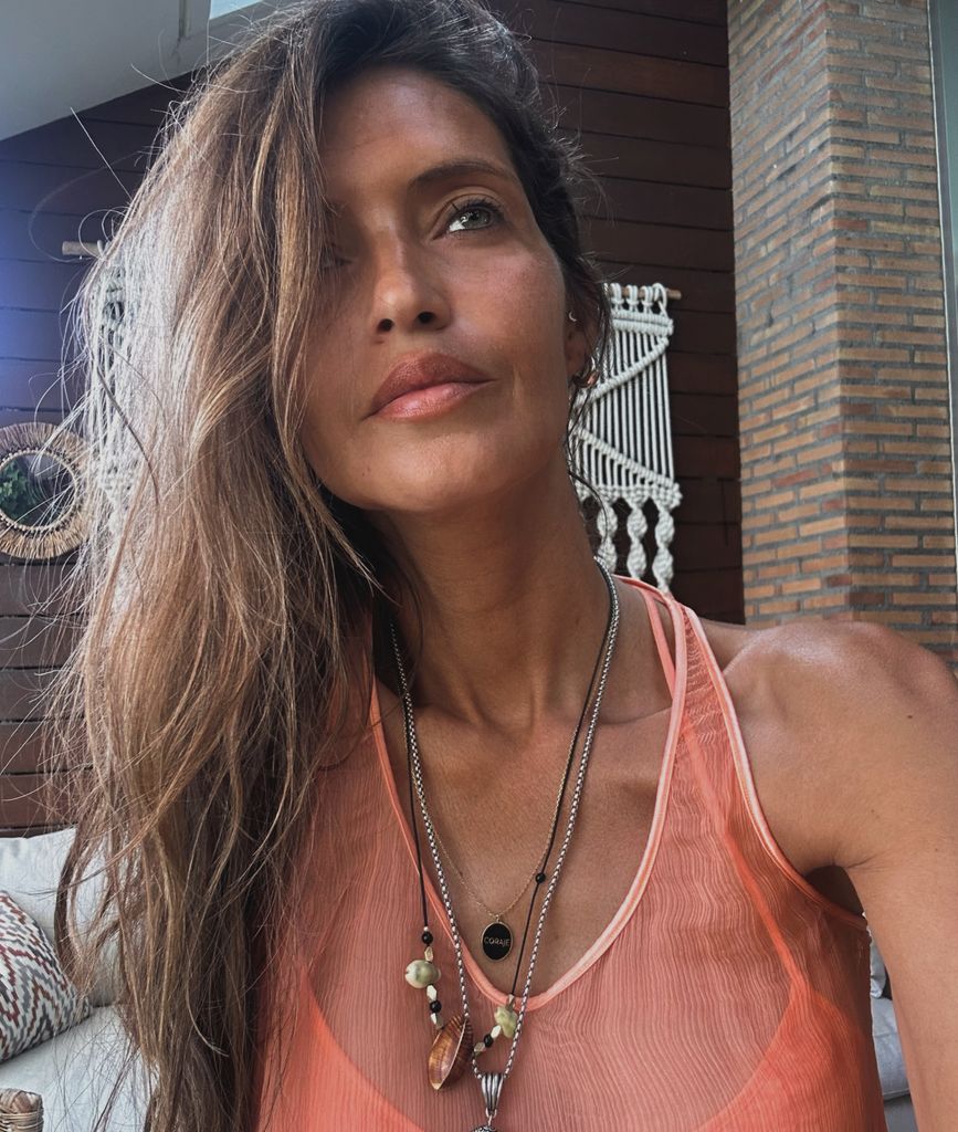 Sara Carbonero con camiseta en color coral, pelo suelto y piel bronceada