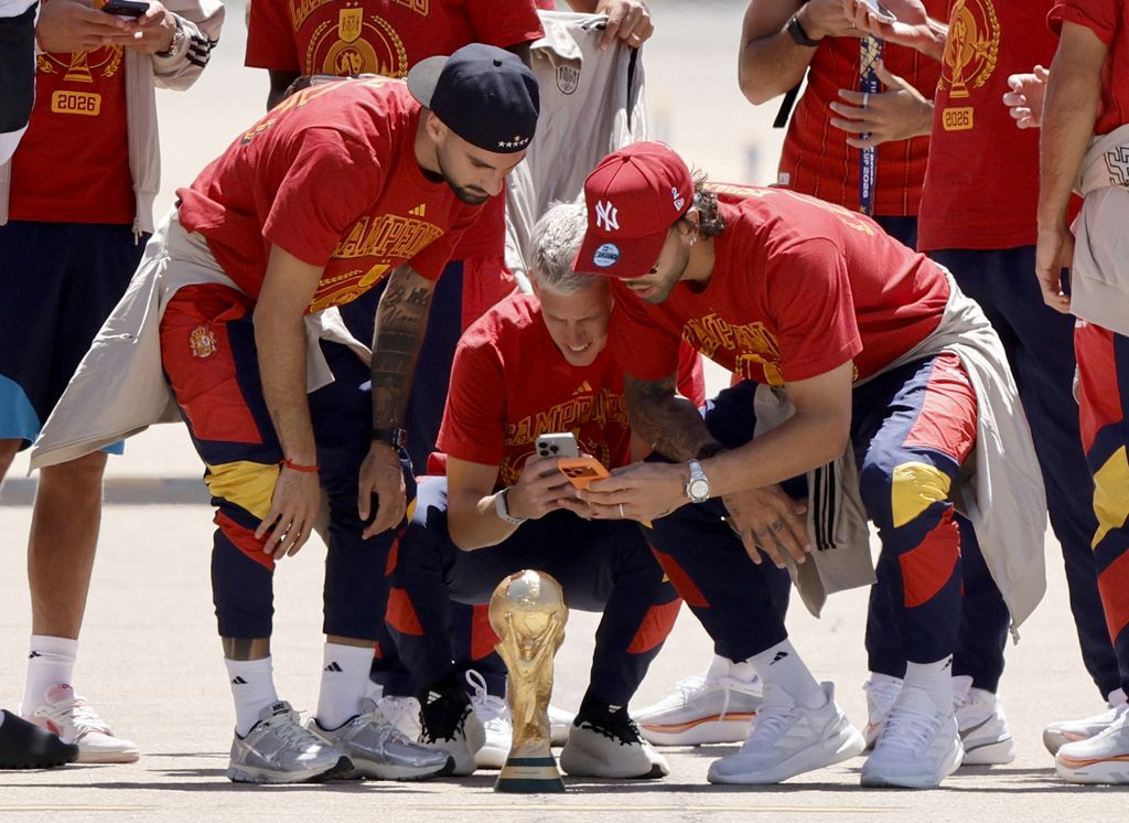 Dani Olmo y David Raya haciéndose fotos con el trofeo