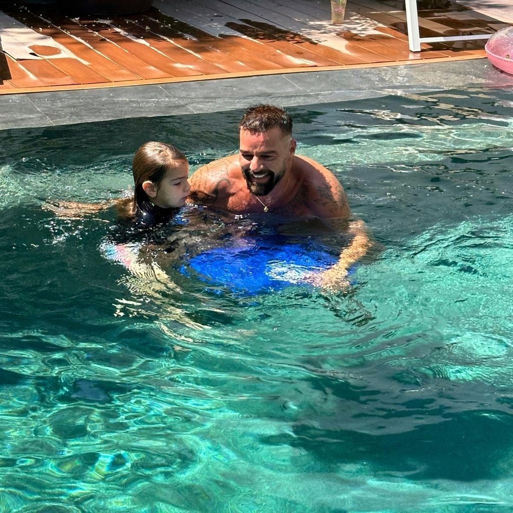 Ricky Martin y su hijos Renn.