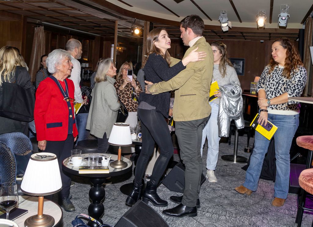Ví­ctor Elí­as acompañado por Marisol del Valle y Natalia Sánchez durante la presentación de su libro, Yo sostenido: Historia de un juguete casi roto, a 9 de noviembre de 2024, en Madrid  
