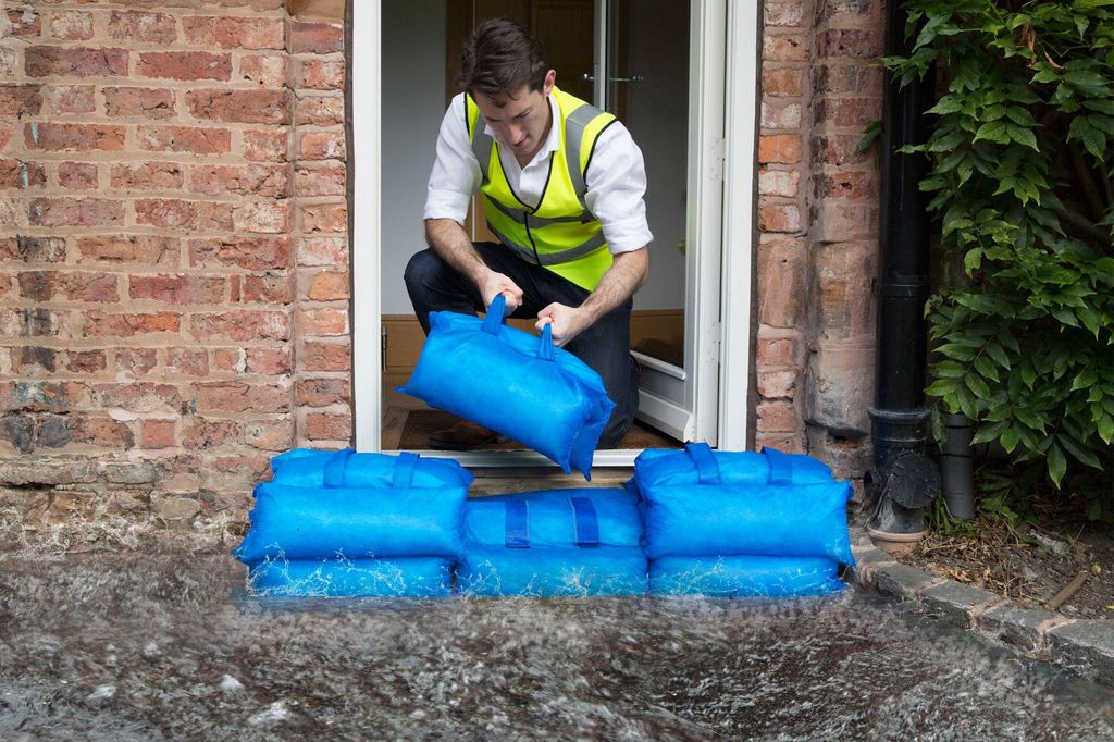 Sacos de arena haciendo de barrera para que no entre el agua