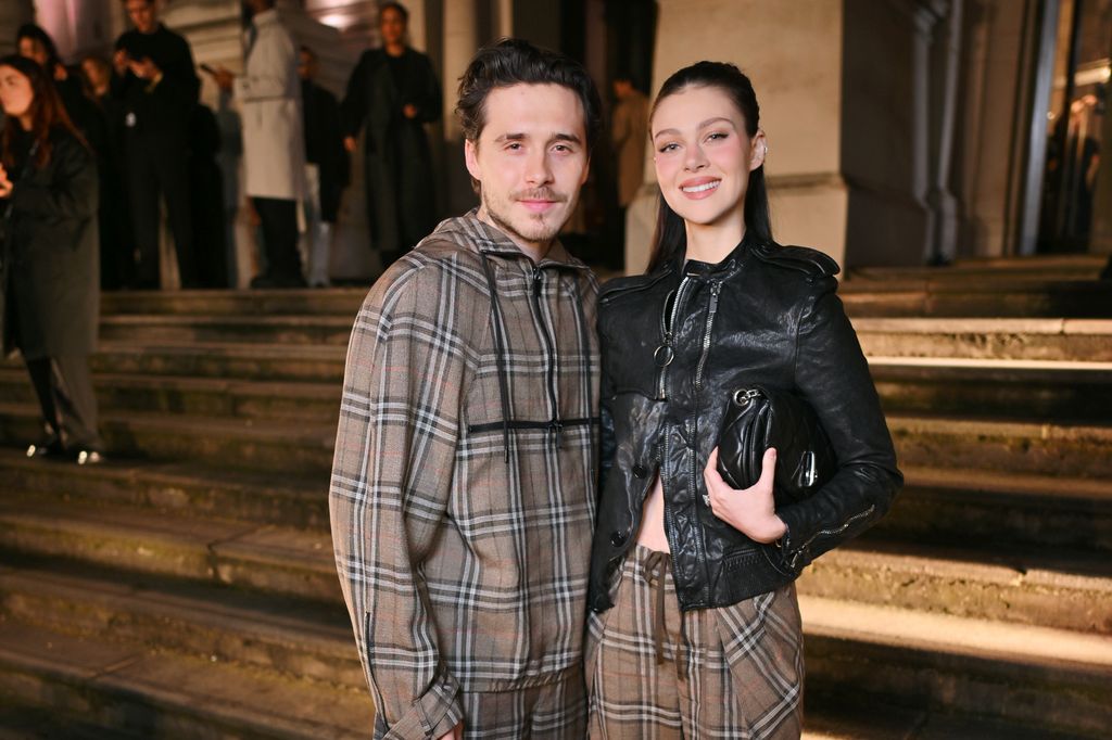 Brooklyn Beckham y Nicola Peltz ante el desfile de Burberry 