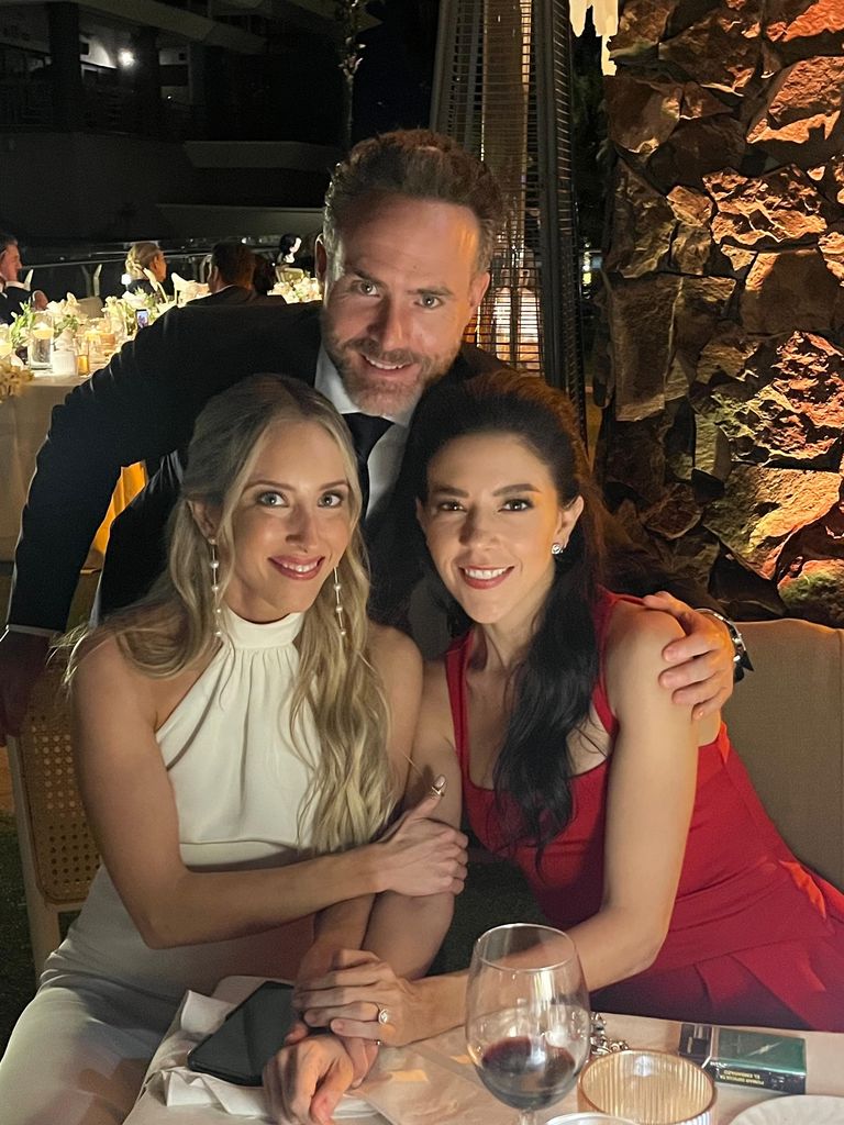 Fernanda Castillo y Erik Hayser posaron junto a la novia.