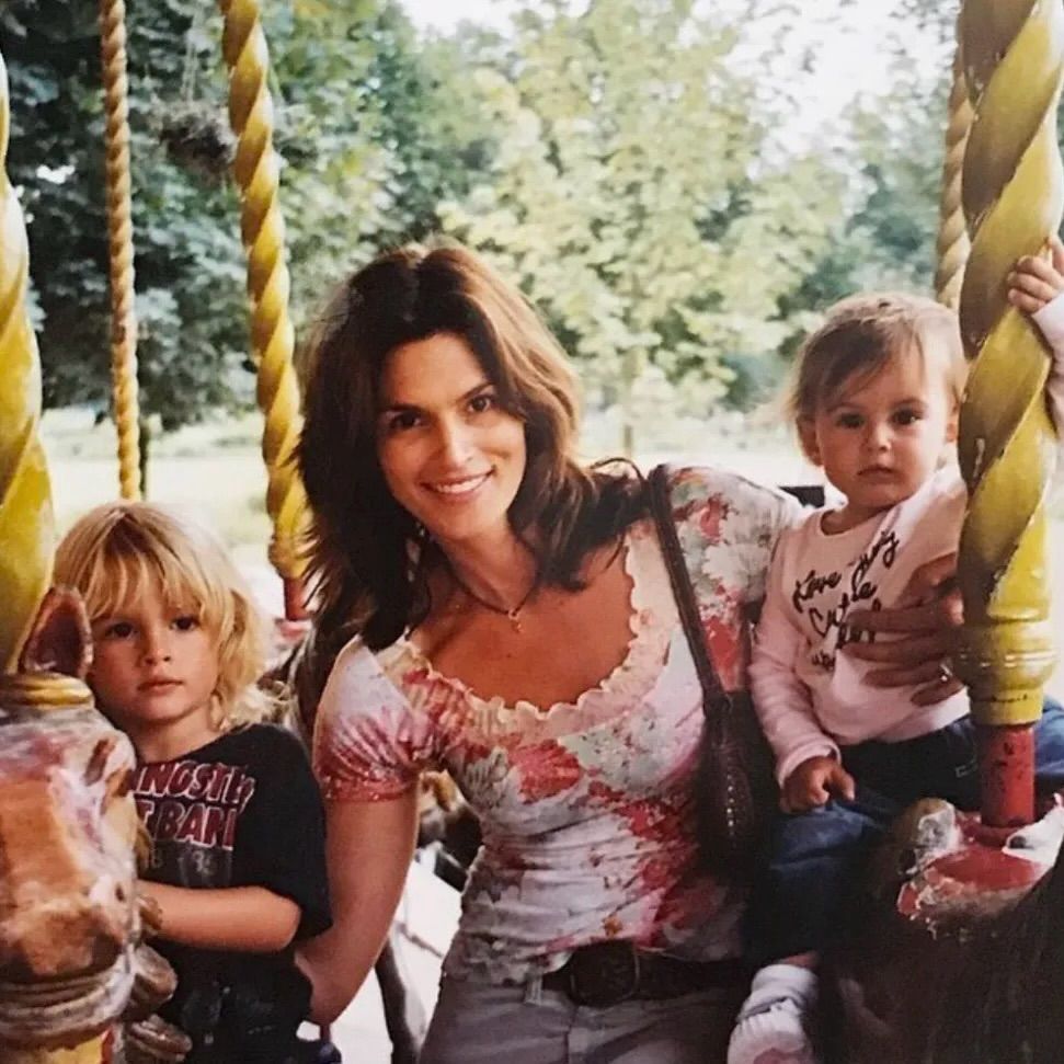 Cindy Crawford con sus hijos en una foto del baúl de los recuerdos.