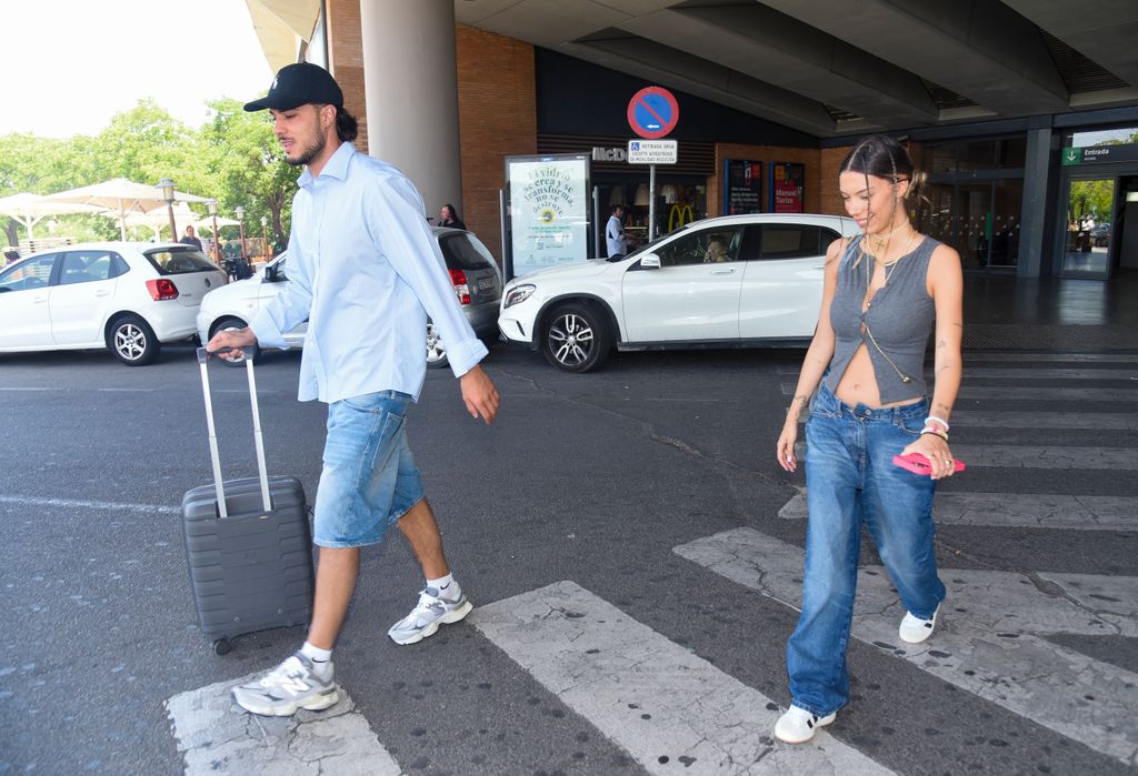 Plano entero de Alejandra Rubio saliendo de la estación de tren con Carlo Constanzia