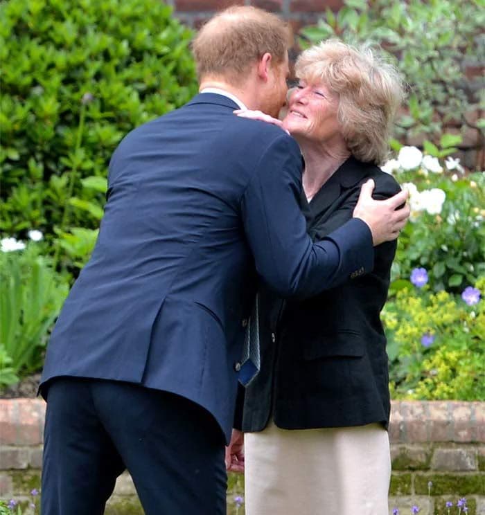 El príncipe Harry con sus tíos