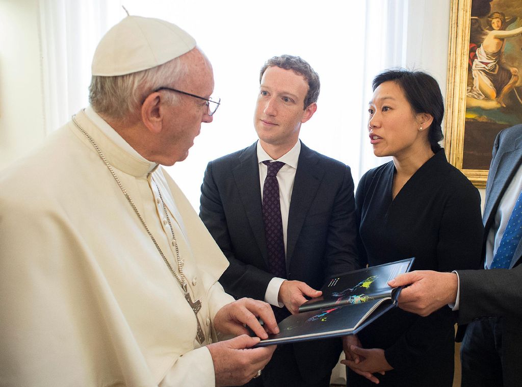Mark Zuckerberg y su esposa, Priscilla Chan, pudieron conocer al Papa en agosto de 2016