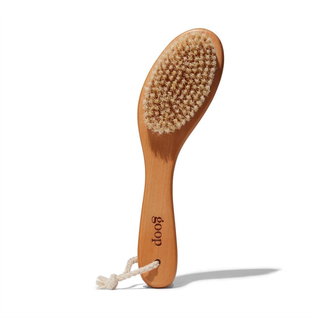 Ultimate Dry Brush de goop (30 euros), con cerdas de sisal biodegradables naturales y mango de madera.