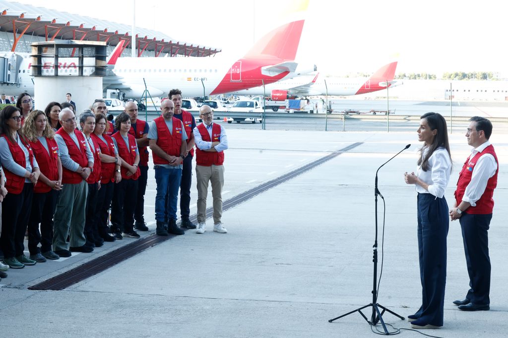 La reina Letizia despide al equipo de emergencias que viaja a Venezuela, en el aeropuerto de Barajas, el 1 de julio de 2026