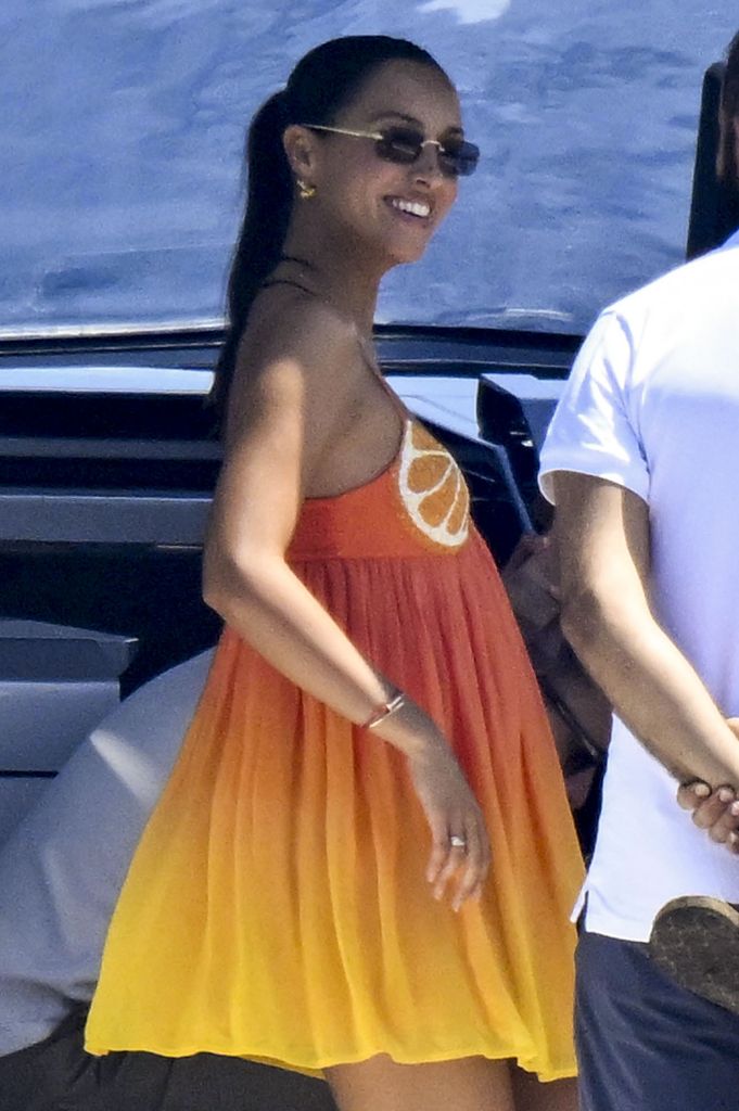 Alexandra lució un minivestido Leslie Amon con lentejuelas, degradado del naranja al amarillo, cuerpo entallado y falda con ruedo acampanado, que combinó con un bolso LOEWE Swing en tonos naranja y blanco.