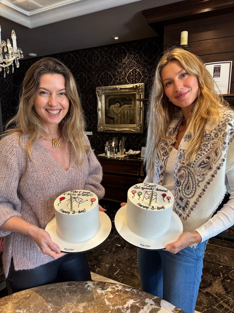 Patricia y Gisele Bündchen durante la celebración de su 45º cumpleaños en 2024.