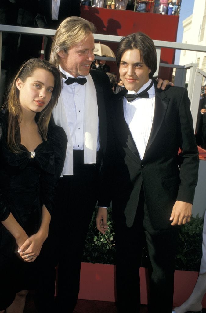 Angelina Jolie, Jon Voight y James Haven en la 60a. edición de los Premios de la Academia en 1988.