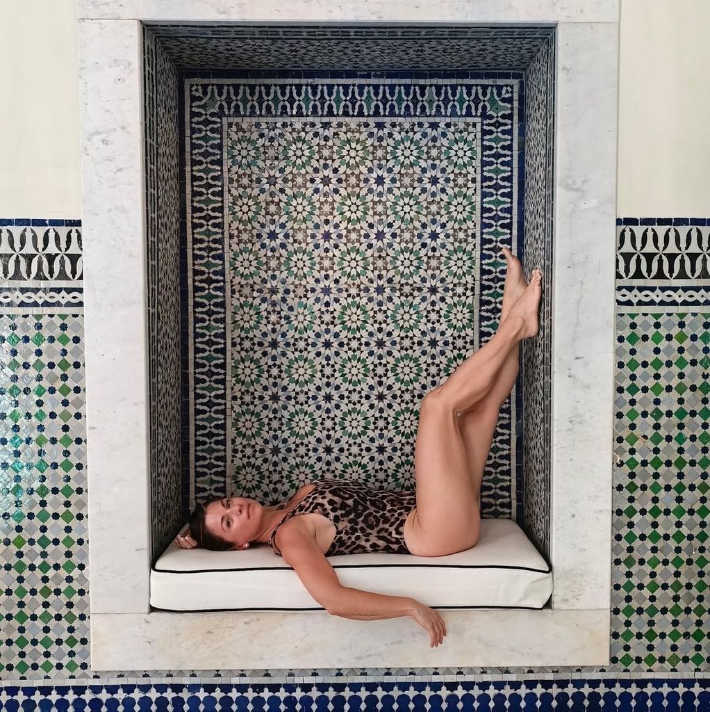 La actriz lució un bañador con estampado de animal print.