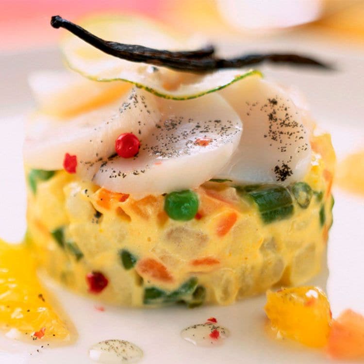 Ensaladilla rusa de vieiras y salmón con vinagreta a la vainilla