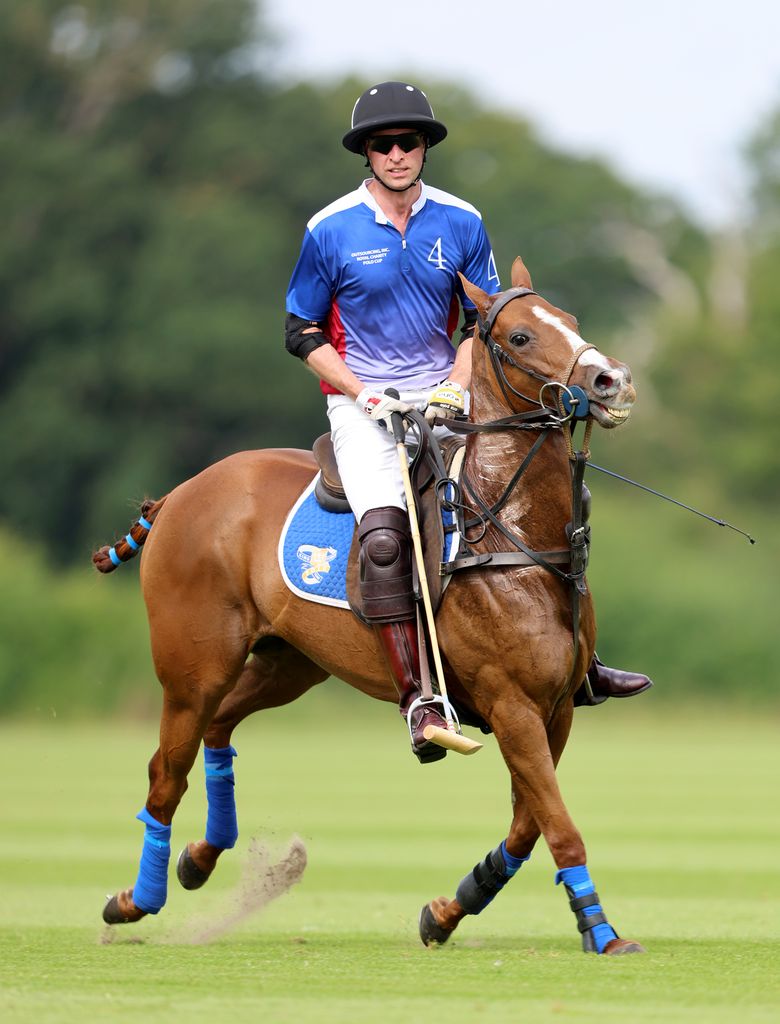 El príncipe William es un gran jugador de polo. En esta foto, aparece en el Outsourcing Inc Royal Charity Polo Cup en la Granja Flemish Farm en julio de 2024.