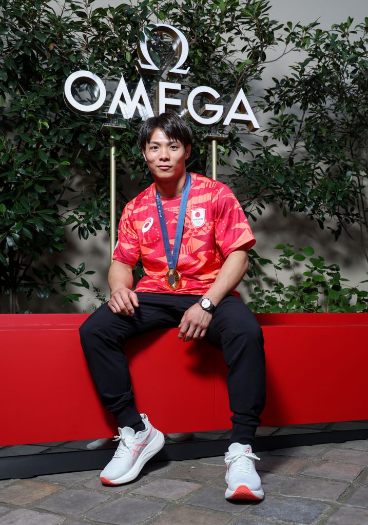 Hifumi Abe, medallista de oro de judo, en un evento de Omega, en París en julio de 2024