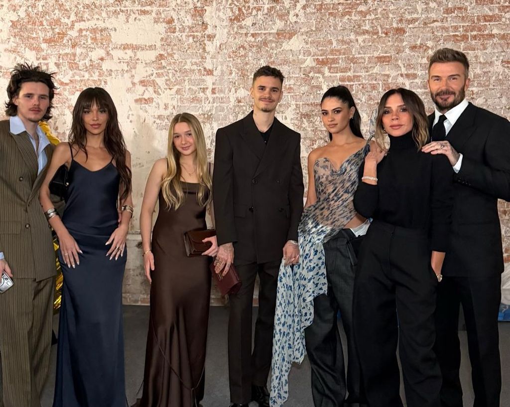 Los Beckham, excepto Brooklyn, en el backstage de la pasarela de Victoria en Parí, en marzo pasado.