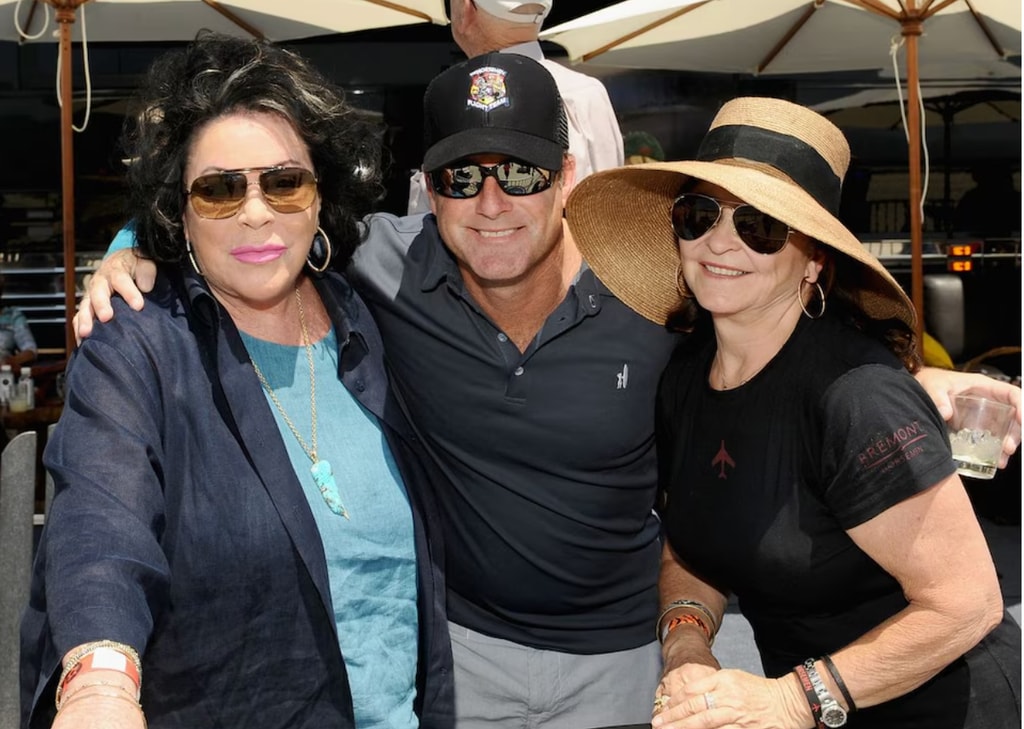 (De izq. a der.) Suzie Friedkin, Bradley Thomas y Eleanor Sanchez asisten al evento del equipo de vuelo The Horsemen, organizado por Dan Friedkin y Lauren Sanchez Whitesell, y patrocinado por Casamigos Tequila y Ron Caliche, el 3 de mayo de 2014 en Chino, California. (Foto de Stefanie Keenan/WireImage)