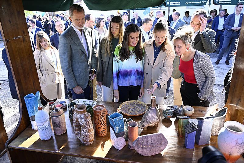 Reyes Felipe y Letizia con sus hijas 