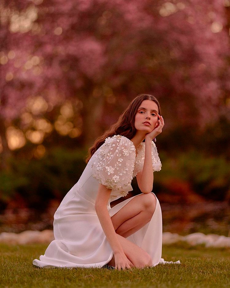 Vestido de novia con mangas farol de flores de Beba's Closet