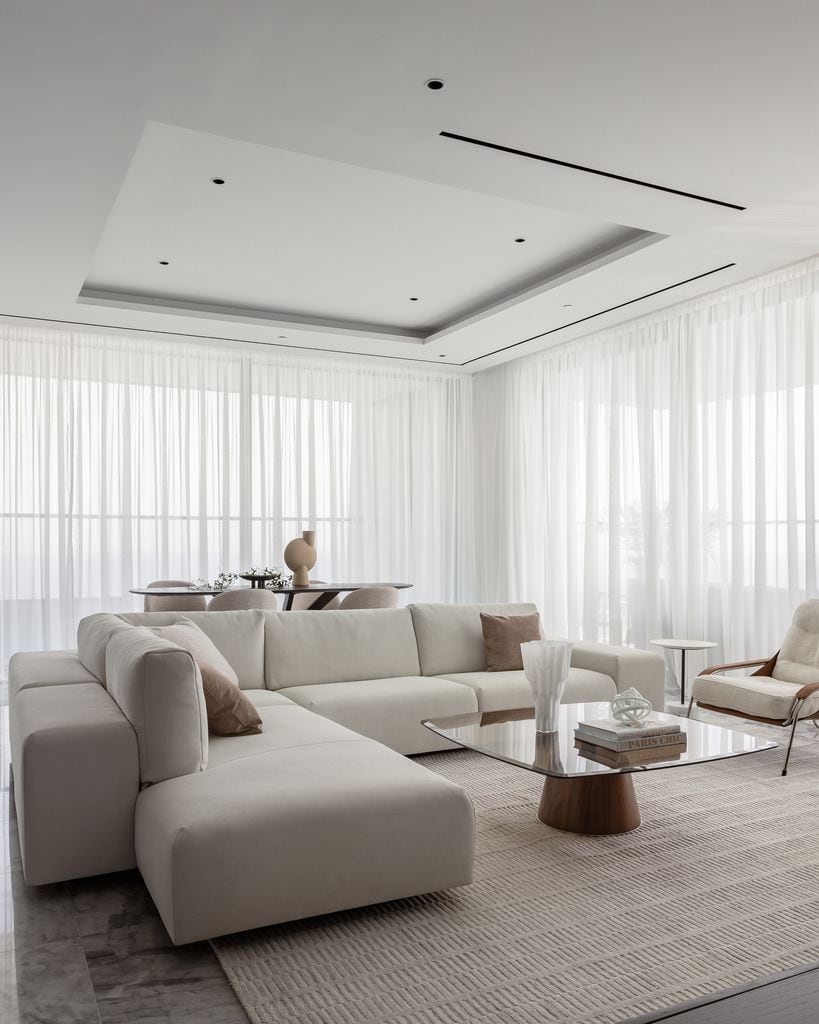 Salón grande con visillos blancos