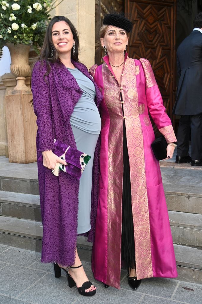 La hermana y la madre de la novia