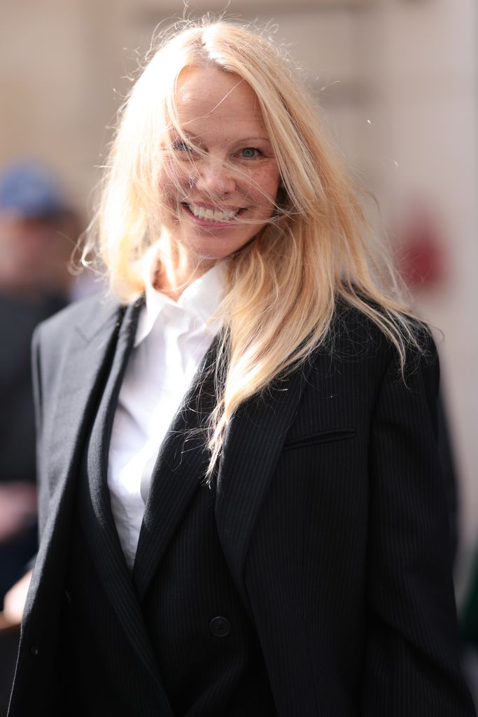 Pamela Anderson se dejó ver sin maquillaje durante la Semana de la Moda en París en 2023.
