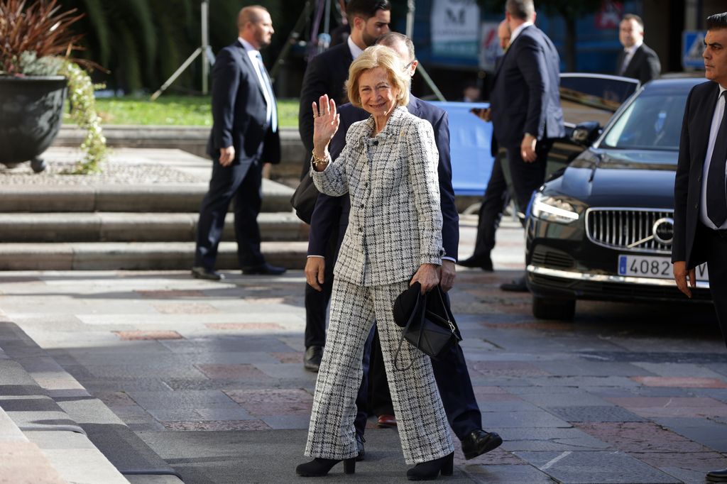 La reina Sofía a su llegada al Hotel de la Reconquista para asistir a los premios Princesa de Asturias