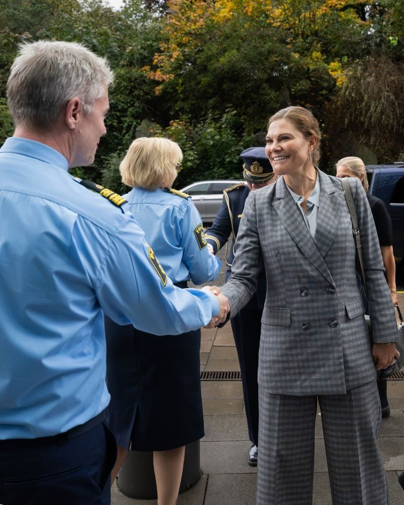 La jefa de la policía nacional de Suecia ha compartido estas imágenes de la princesa Victoria de Suecia visitando las instalaciones centrales, una visita que estaba programada con el príncipe Daniel