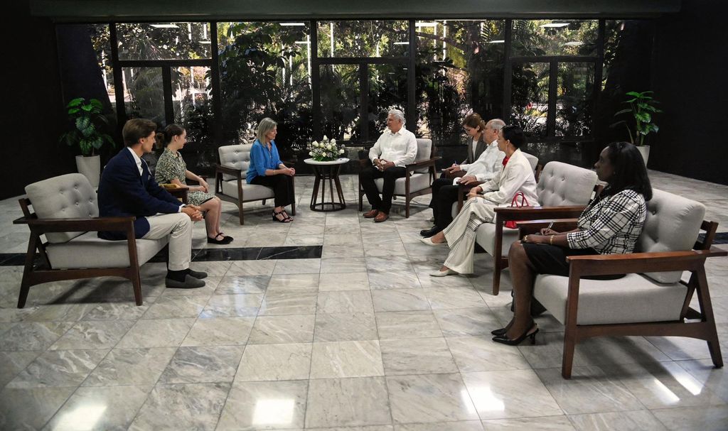 Alejandra de Hannover, Ben Sylvester Strautmann y Carolina de Hannover con Miguel Díaz-Canel en Cuba