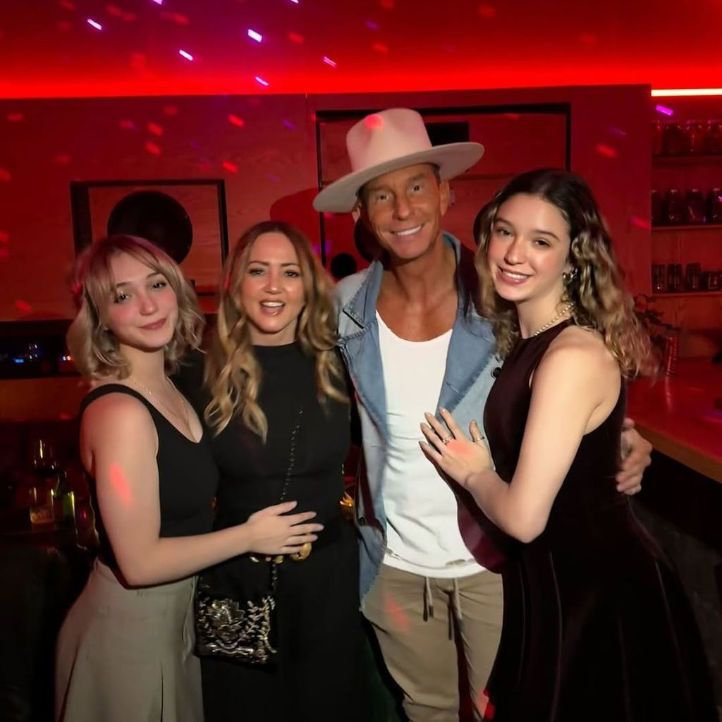 Andrea Legarreta y Erik Rubín con sus hijas Mía y Nina