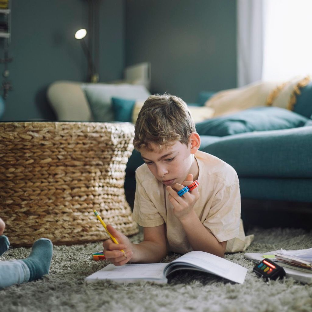 Niño estudia