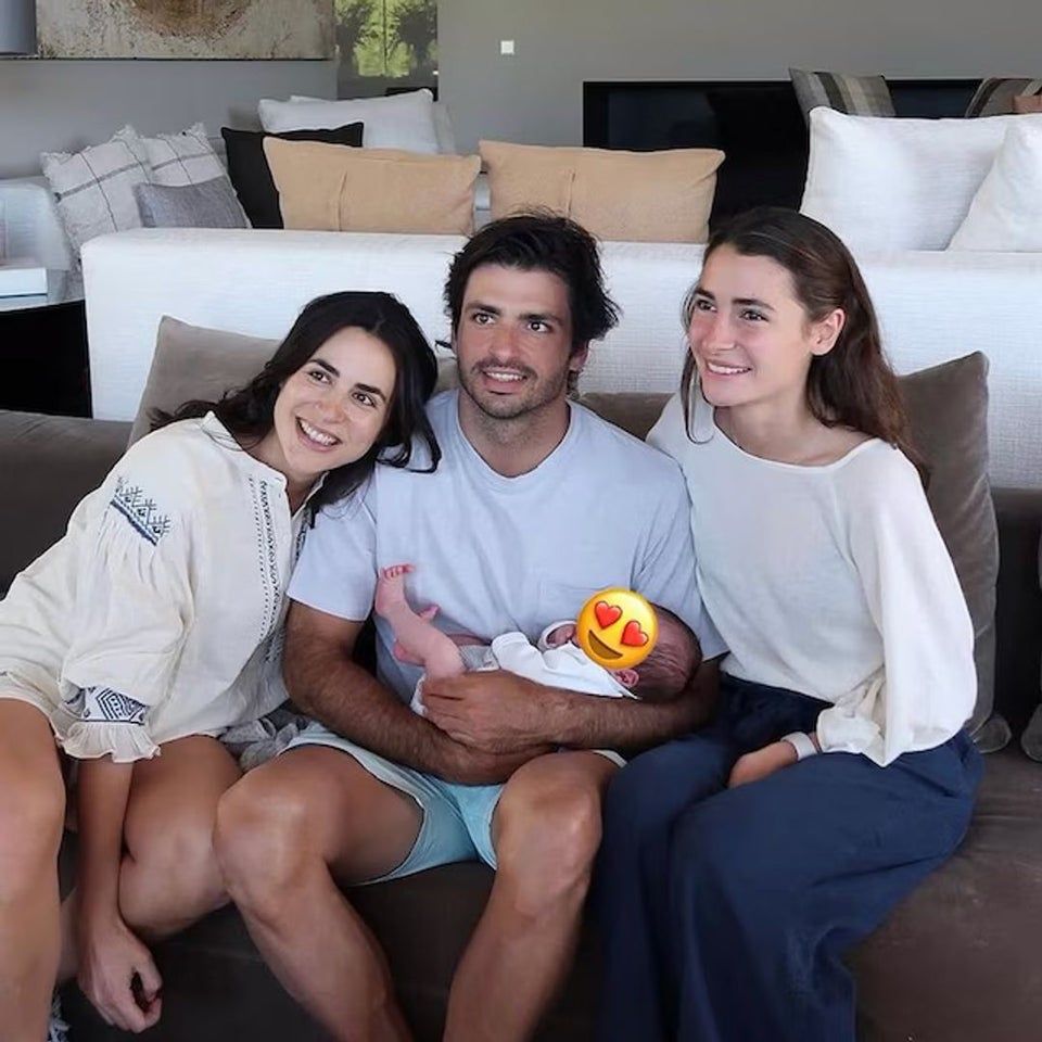 Carlos Sainz Jr. con su sobrino en brazos y sus hermanas, Blanca y Ana
