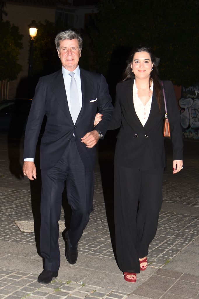 Plano entero de Cayetano Martínez de Irujo con Bárbara Mirjam llegando al evento