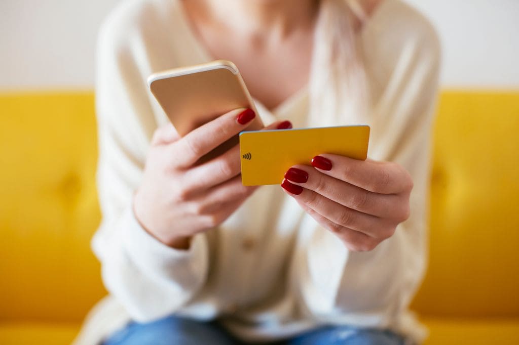 Una mujer comprando online