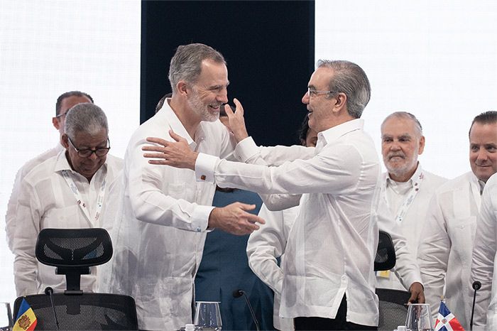 Rey Felipe con guayabera
