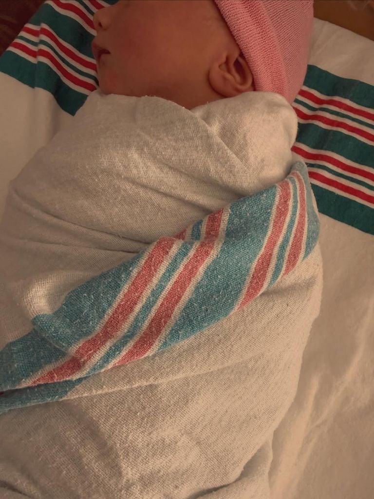 Karlie Kloss da la bienvenida a su primera niña, Rae Florence