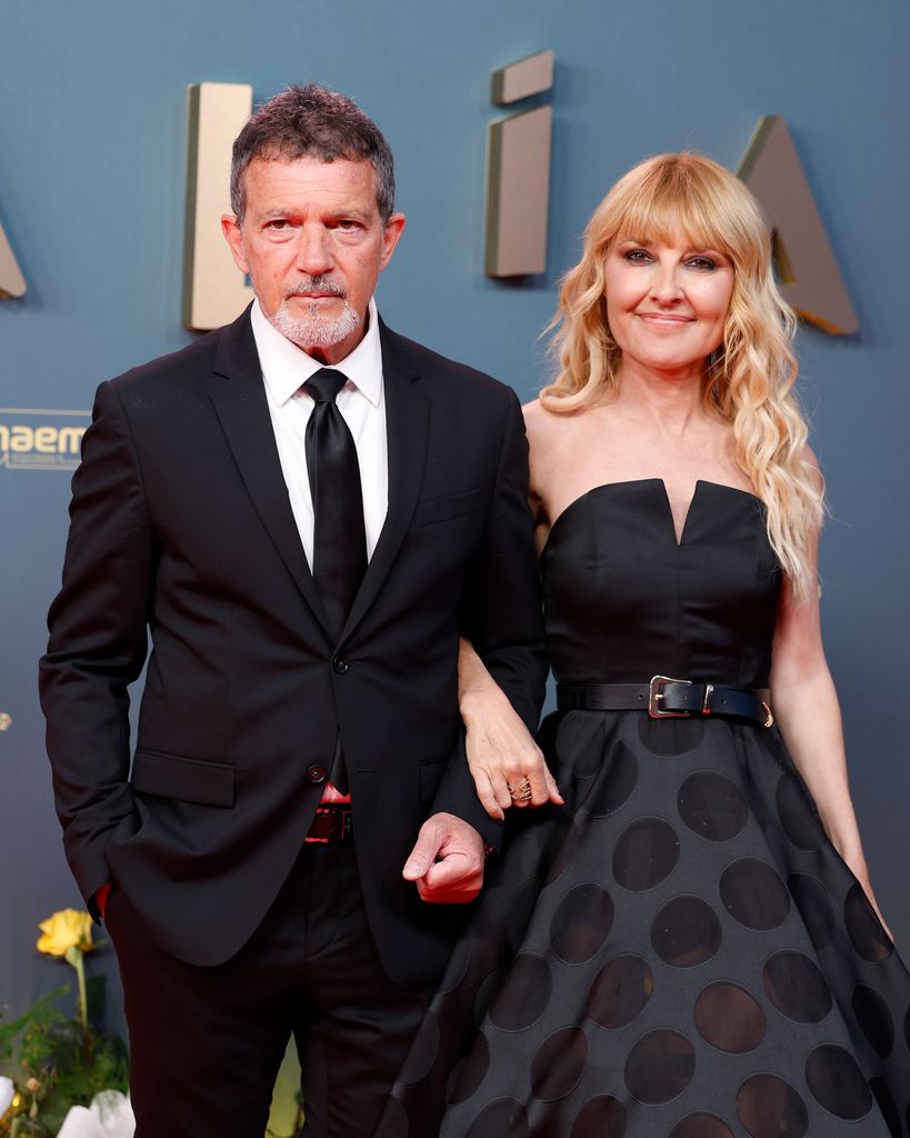 La directora de la Academia de Artes Escénicas posando con Antonio Banderas, premiado de la noche
