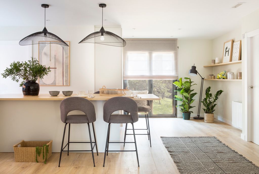 Cocina abierta con plantas grandes.