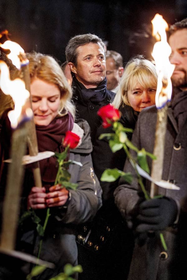  El príncipe Federico asistió anoche al memorial en recuerdo de las dos víctimas mortales de los atentados de Copenhague, celebrado junto al centro cultural Krudttønden, escenario del primero de los tiroteos que sacudieron a Dinamarca este fin de semana 