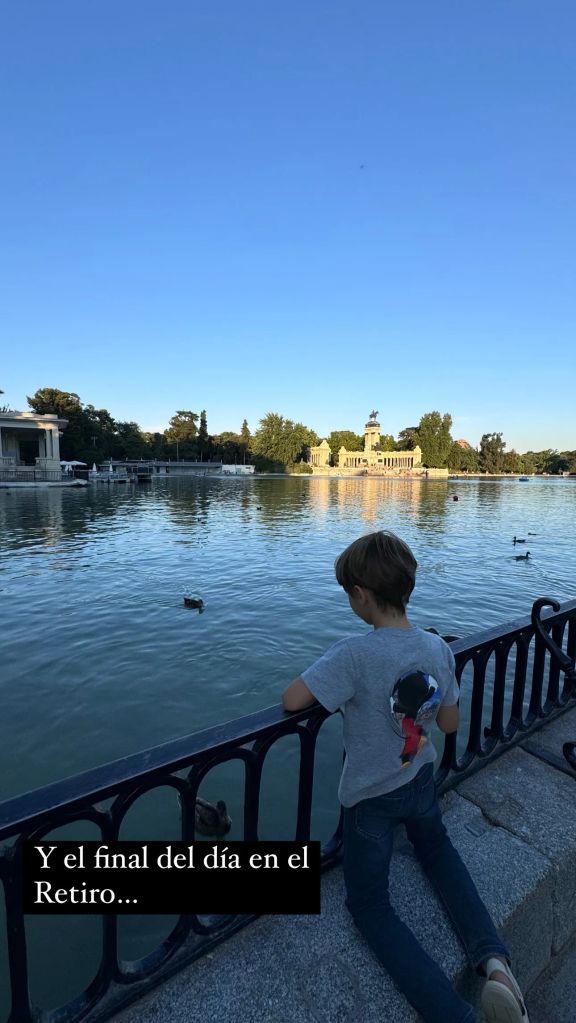 El hijo de Eva González y Cayetano Rivera en el parque de El Retiro