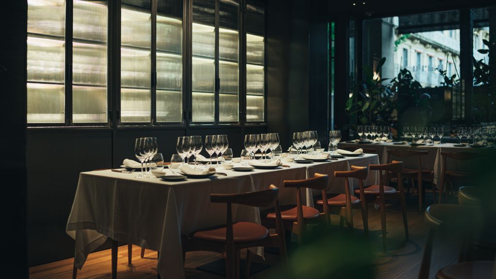 El comedor de Narru, en el Hotel Arbaso, donde durante el Zinemaldi se sientan grupos de actores y profesionales del cine alrededor de la parrilla.