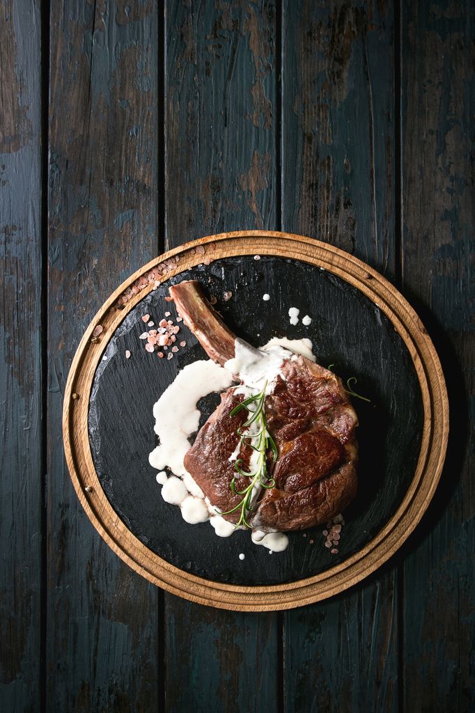 Prepara un delicioso tomahawk para consentir a papá