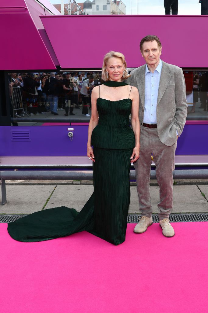 Pamela Anderson y Liam Neeson en la premier de su nueva película en Berlín.