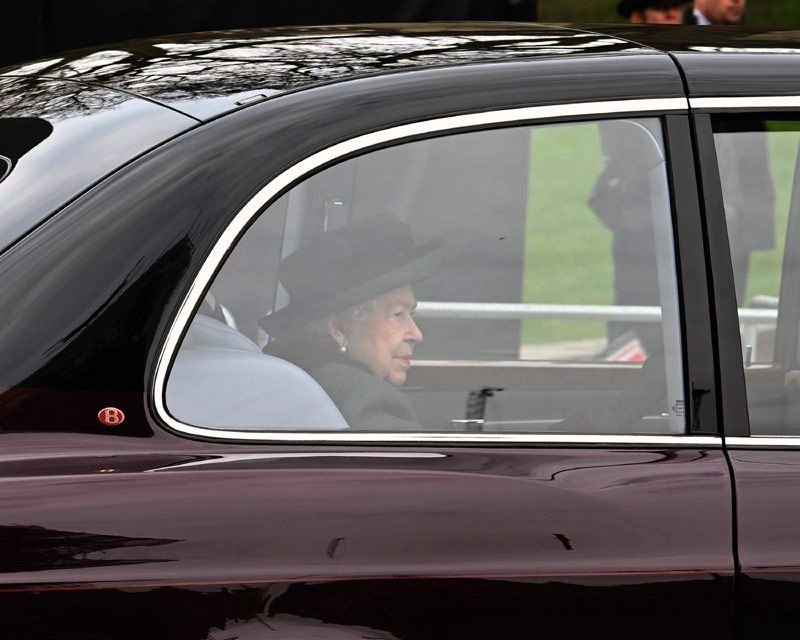 La reina Isabel de Reino Unido, en su coche