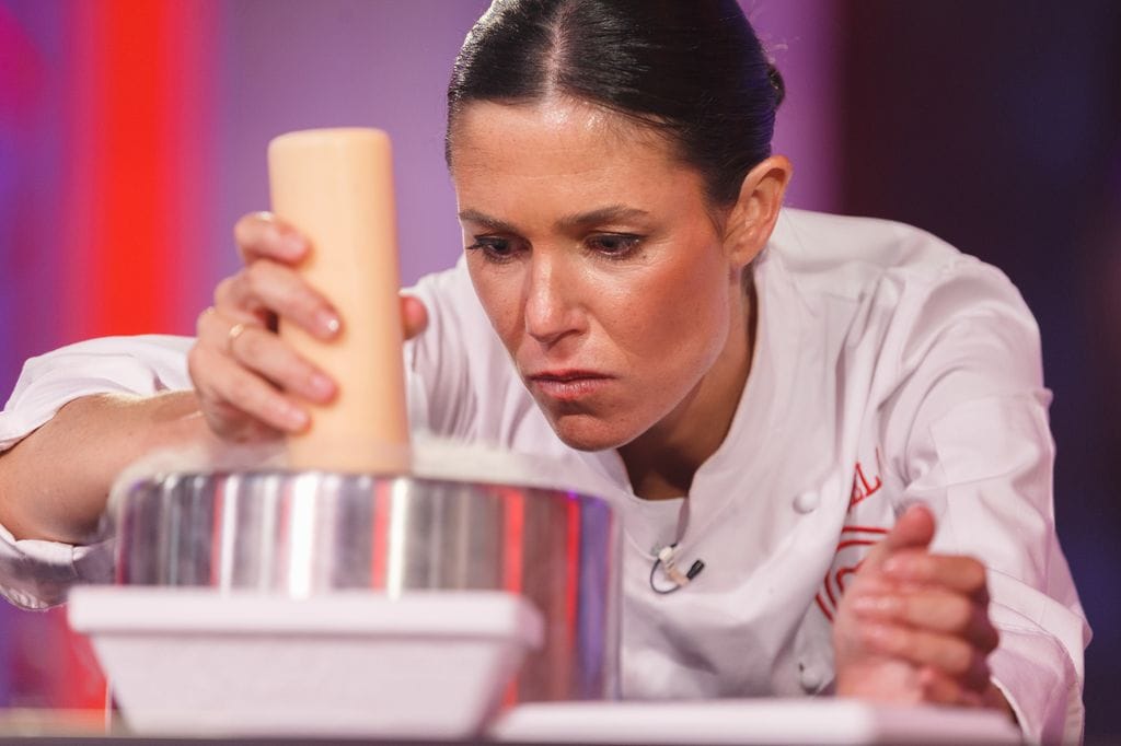 La financiera, muy concentrada durante un momento del cocinado en el duelo final
