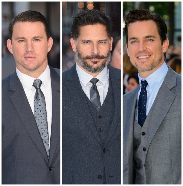 Matt Bomer, con un tres piezas en gris claro combinado con azul.