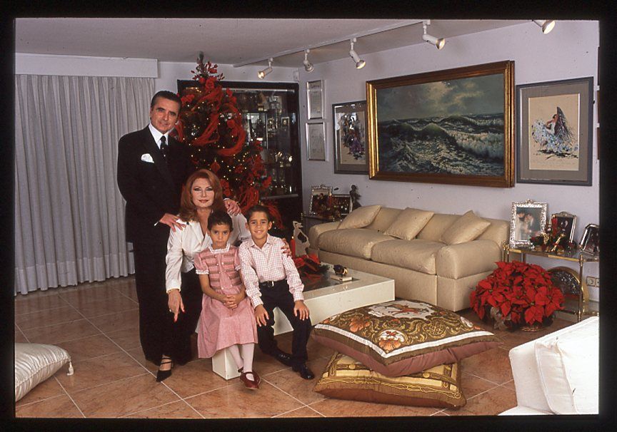 Rocío Jurado y Ortega Cano posan con sus hijos, Gloria Camila y José Fernando, en un excepional reportaje para ¡HOLA! en su casa de Madrid